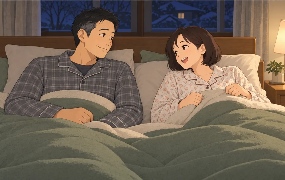 冬の夜、厚手のパジャマで同じベッドに並び、話している二人